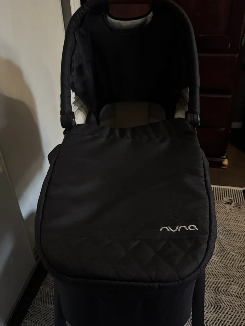 Nuna SWIV & TRIV Series Bassinet + Stand in black